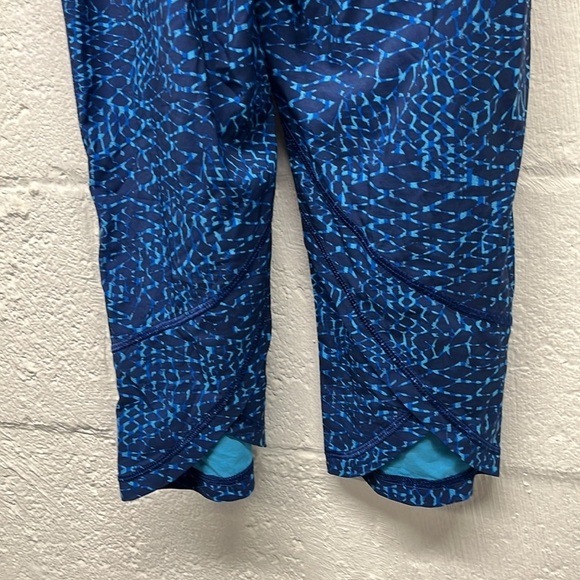Lululemon Tranquil Crop Samba Snake Kayak Blue Hero sz 4 - Picture 8 of 8